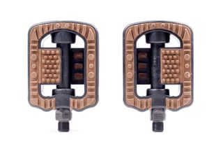 Pedales de bicicleta marrones