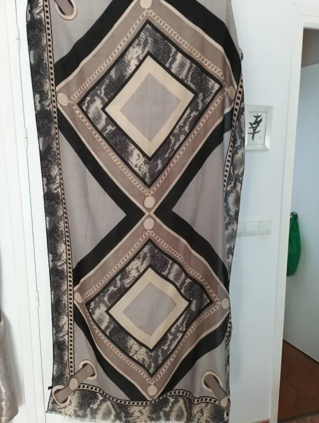 Bufanda grande gris y beige con estampado