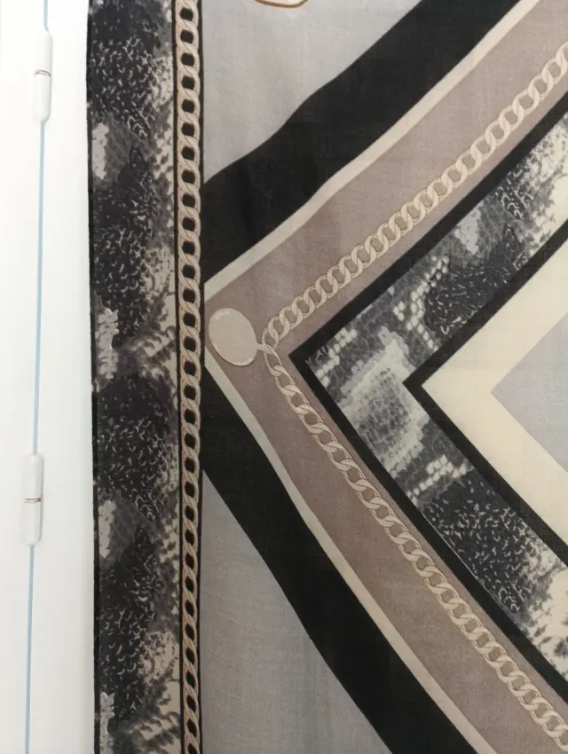 Bufanda grande gris y beige con estampado