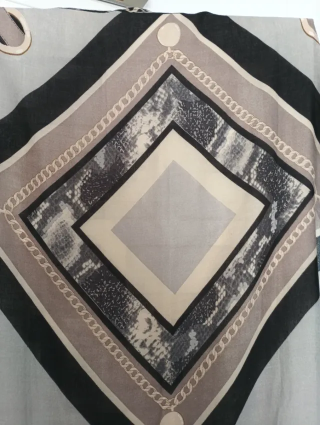 Bufanda grande gris y beige con estampado