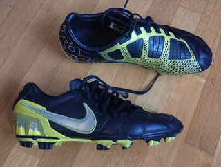 Botas de fútbol Nike T90 negras y amarillas
