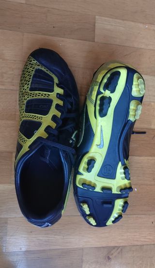 Botas de fútbol Nike T90 negras y amarillas