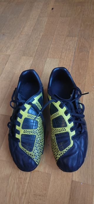 Botas de fútbol Nike T90 negras y amarillas