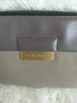 Cartera Clutch Calvin Klein Beige y Gris
