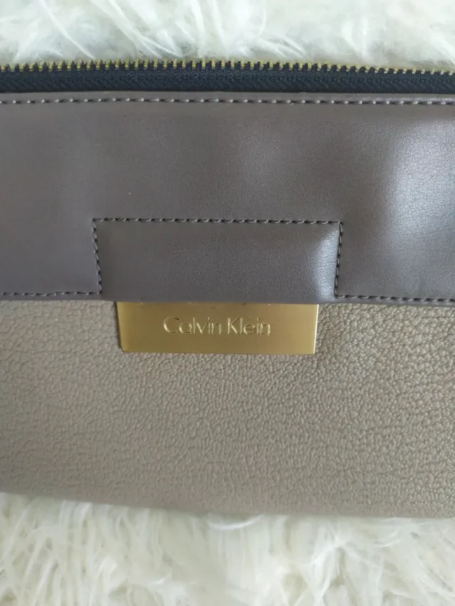 Cartera Clutch Calvin Klein Beige y Gris