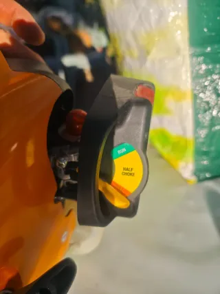 Desbrozadora de gasolina naranja