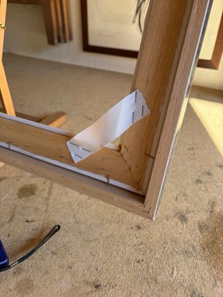 Cornice bianca e blu