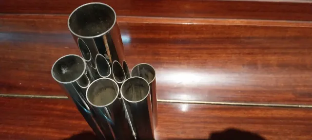 Jarrón Vintage Tubular Metálico Plateado