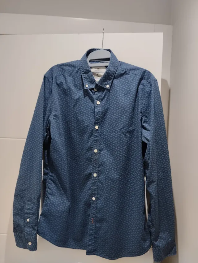 Camisa azul estampada