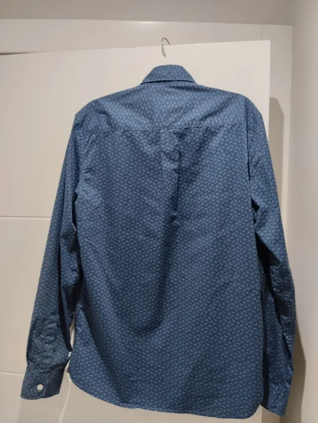Camisa azul estampada