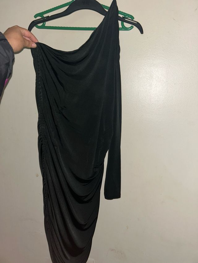 Vestido negro de una manga