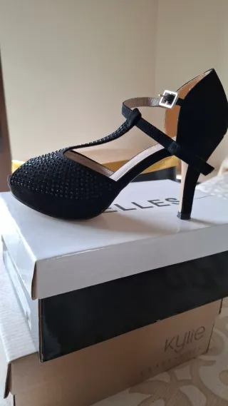 Zapatos de tacón negros con pedrería