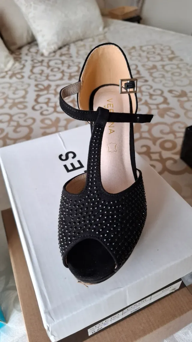 Zapatos de tacón negros con pedrería