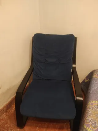 Sillón azul de tela y madera