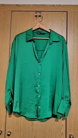 Blusa satinada verde Zara