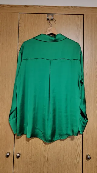 Blusa satinada verde Zara