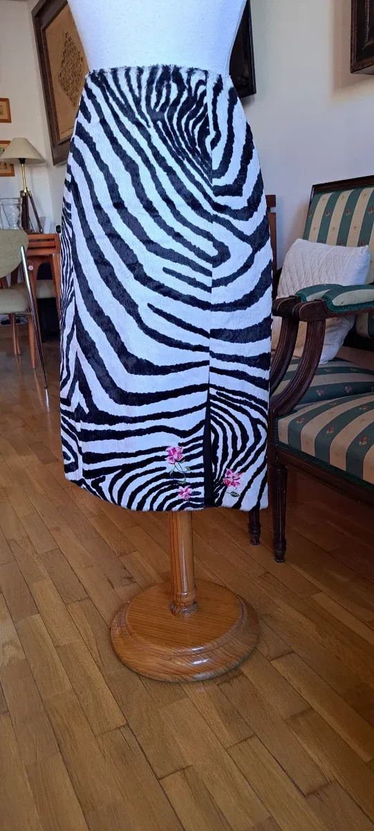 Falda Talla S efecto piel cebra con pelito