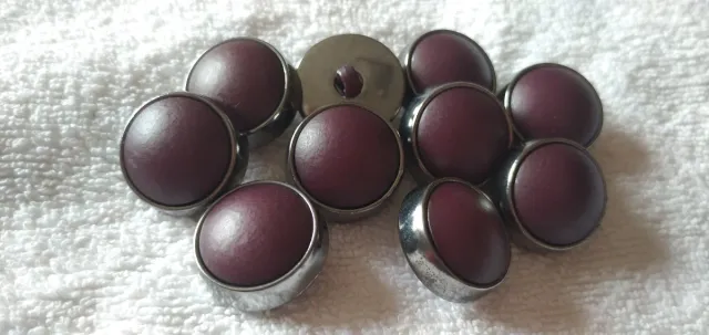 11 Botones Morados con Borde Plateado