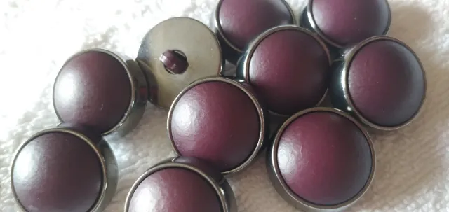 11 Botones Morados con Borde Plateado