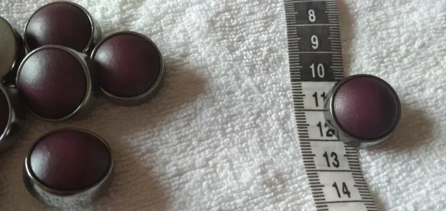 11 Botones Morados con Borde Plateado