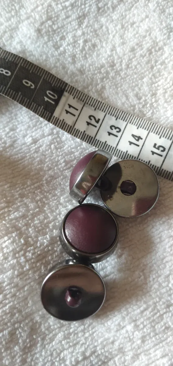 11 Botones Morados con Borde Plateado