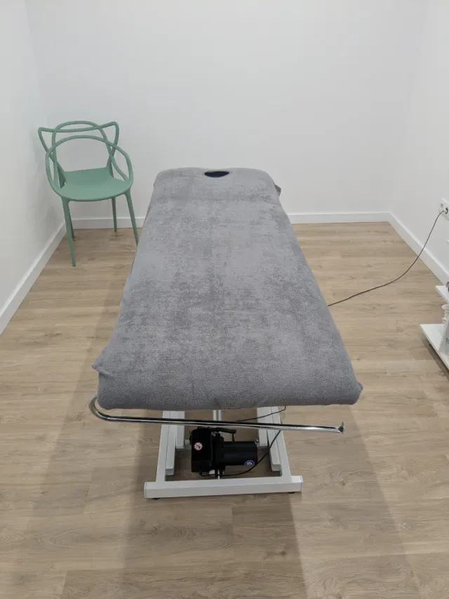 Camilla de fisioterapia/masaje con motor eléctrico