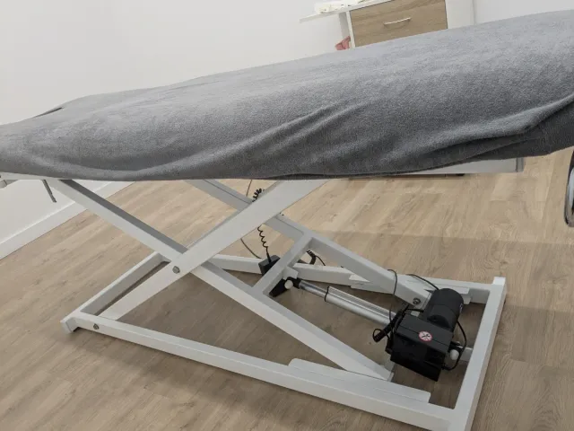 Camilla de fisioterapia/masaje con motor eléctrico