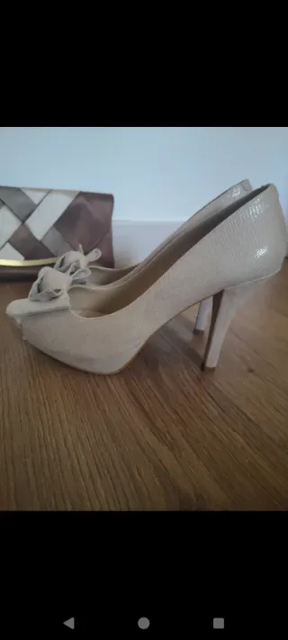 Tacones y bolso beige para boda