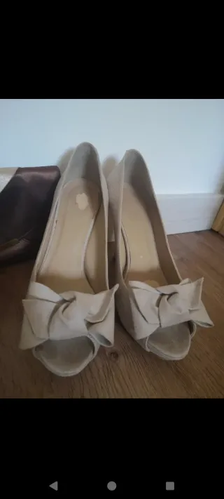 Tacones y bolso beige para boda