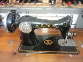 Máquina de coser antigua Alfa