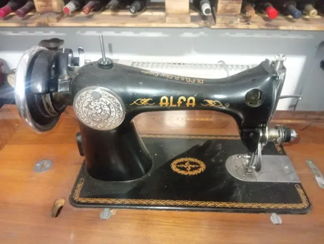 Máquina de coser antigua Alfa