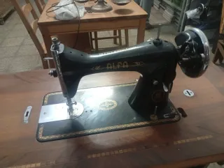 Máquina de coser antigua Alfa