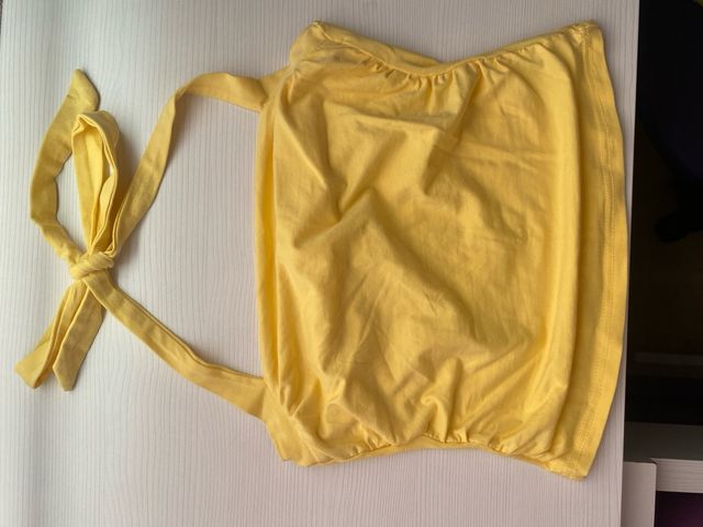 Top amarillo con tiras