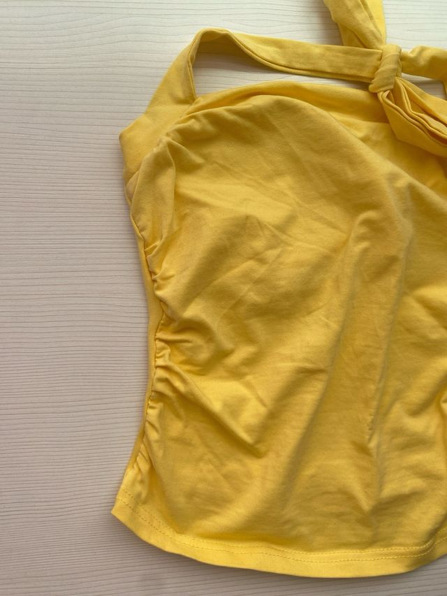 Top amarillo con tiras