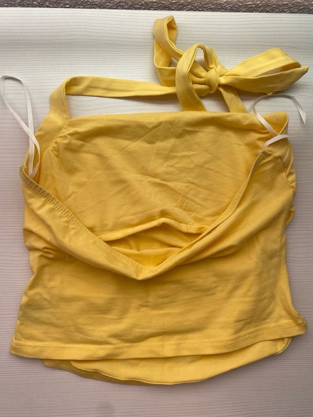 Top amarillo con tiras