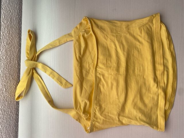 Top amarillo con tiras