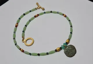 Collar con moneda romana y cuentas