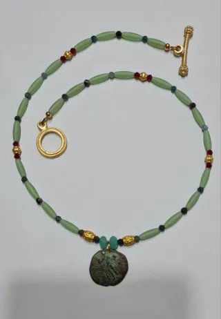 Collar con moneda romana y cuentas