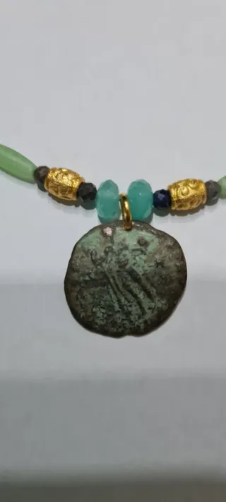Collar con moneda romana y cuentas