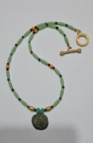 Collar con moneda romana y cuentas