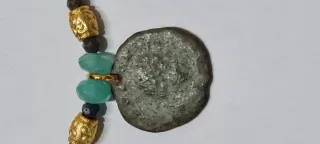 Collar con moneda romana y cuentas