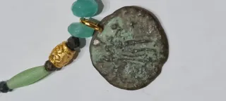 Collar con moneda romana y cuentas