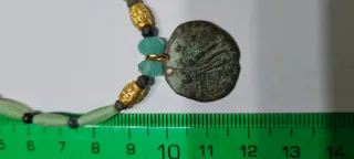 Collar con moneda romana y cuentas