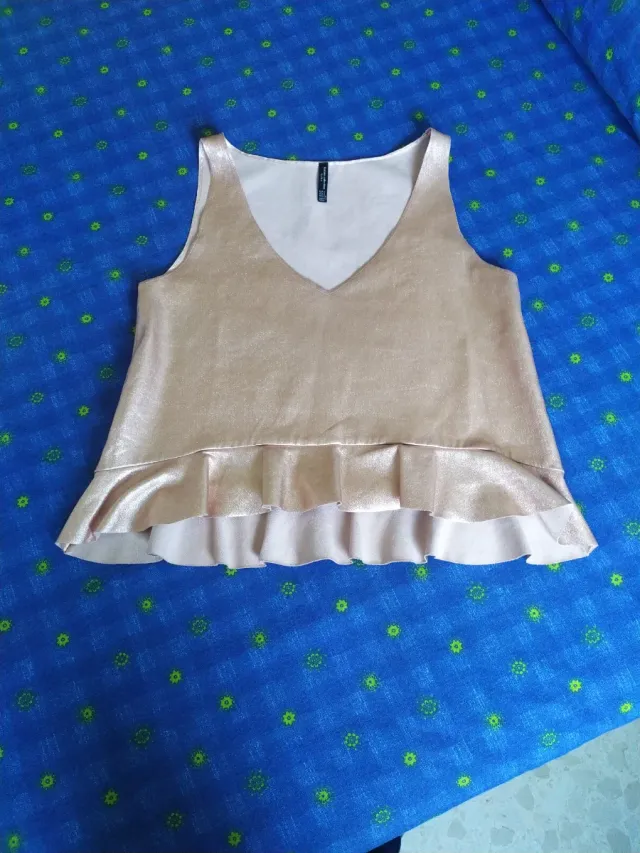 Top brillo rosa con volantes