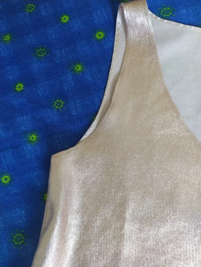 Top brillo rosa con volantes