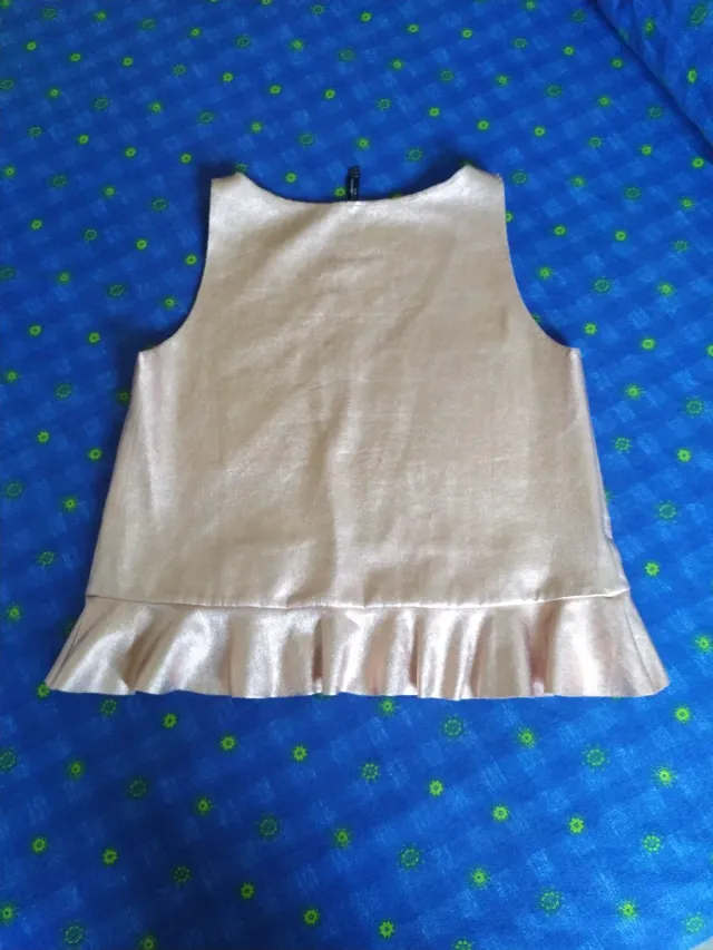 Top brillo rosa con volantes