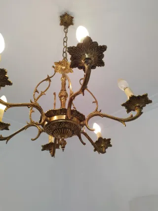 Lámpara de techo dorada estilo clásico