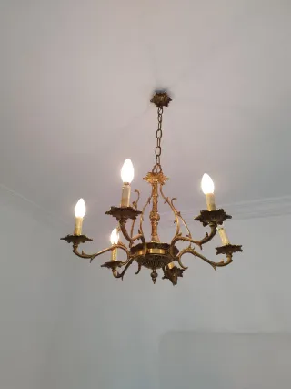 Lámpara de techo dorada estilo clásico