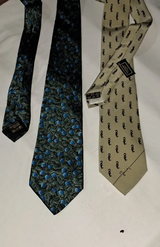 Dos corbatas de seda Givenchy de seda.