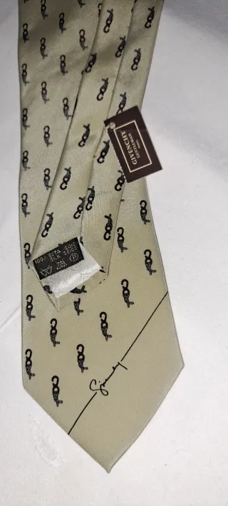 Dos corbatas de seda Givenchy de seda.